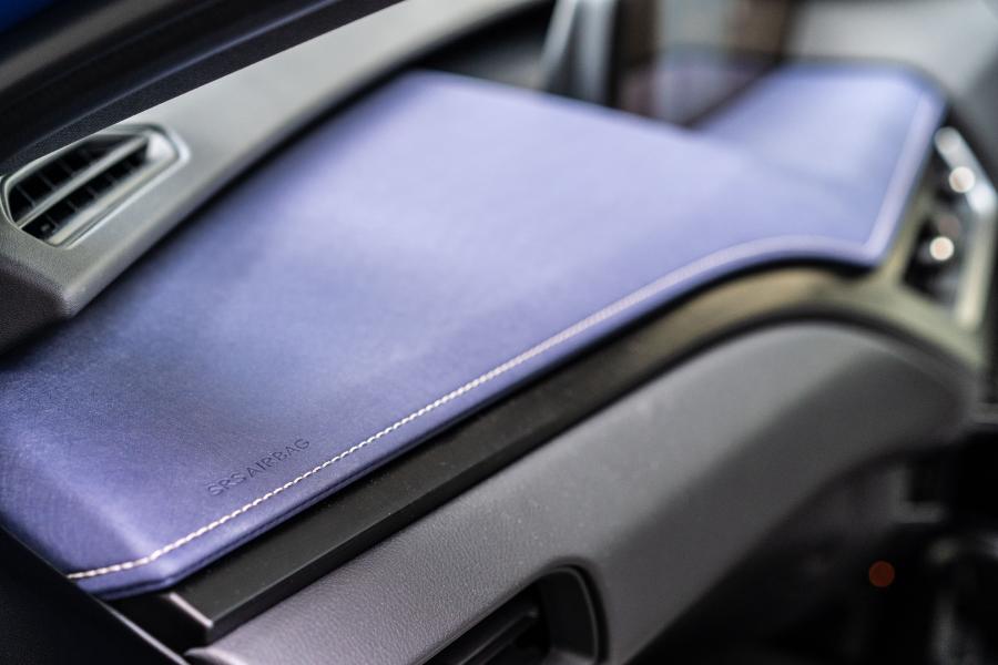 Детали интерьера Lexus UX200 2019 года  (MY) (фото 19 из 35)